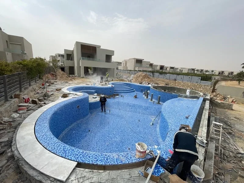 مرحلة تركيب الموزاييك في مشروع Hacienda Bay